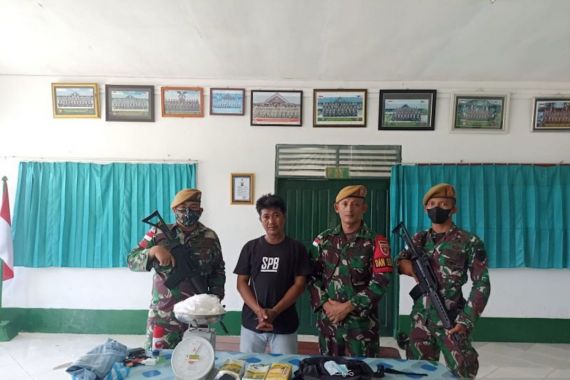 Gagalkan Penyelundupan 1 Kg Sabu-Sabu, Satgas Pamtas Yonarmed Buritkang Dipuji TNI AD - JPNN.COM