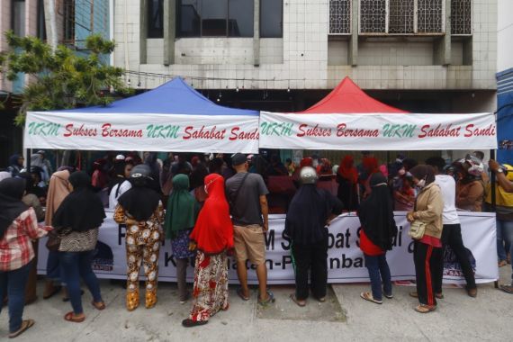 UKM Mak-mak Sahabat SandiUno di Pekanbaru Gelar Bazar Sembako Murah - JPNN.COM