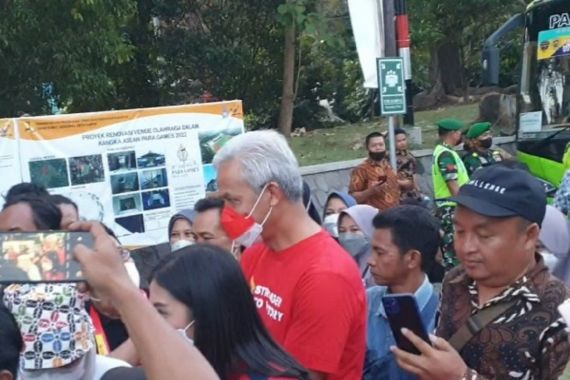 Pak Ganjar Diserbu Pemburu Foto, Terdengar Teriakan Next Presiden di Luar Stadion - JPNN.COM