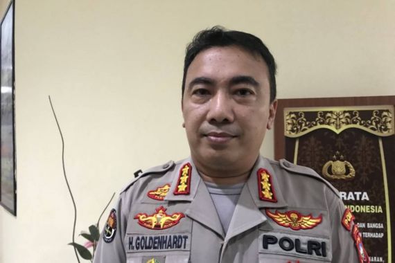 AKP R Ribut dengan Prajurit TNI AL - JPNN.COM