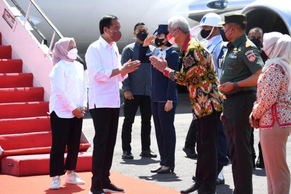 Jokowi Tiba di Jateng, Ganjar dan Wakil Wali Kota Solo Menyambut - JPNN.COM