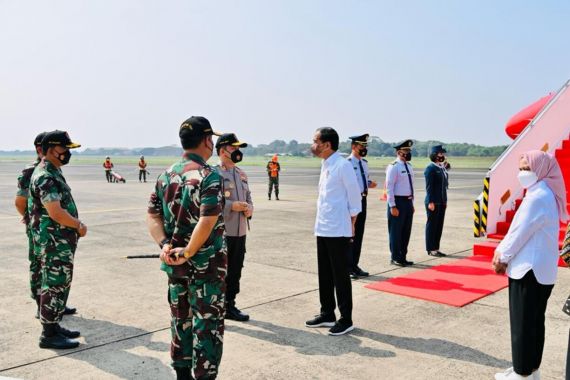 Irjen Fadil Imran Tampak Intens Bicara dengan Jokowi, Sampai 3 Jenderal TNI Berdiri di Belakang - JPNN.COM