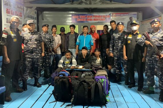 TNI AL Gagalkan Penyelundupan 11 PMI Ilegal di Perbatasan NKRI-Malaysia - JPNN.COM