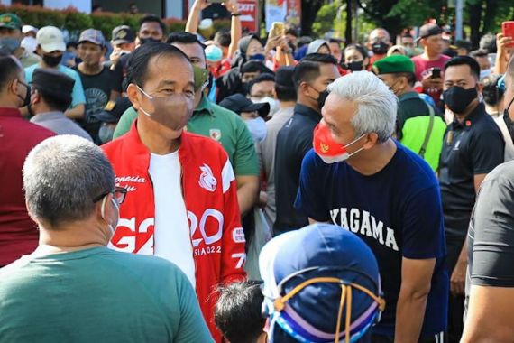 Jokowi dan Ganjar Olahraga Bareng di Surakarta, Warga: Kami Mendukungmu Bapak! - JPNN.COM