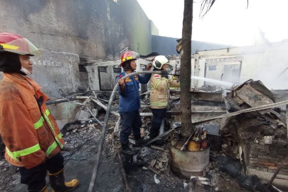 Showroom Mobil Bekas Ludes Terbakar di Bekasi, Belasan Kendaraan Gosong - JPNN.COM