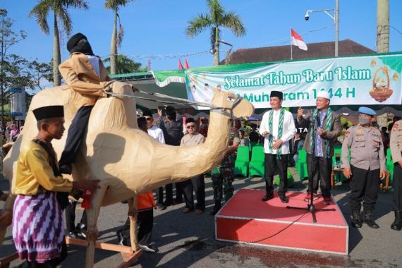 Memeriahkan Tahun Baru Islam, Warga dan Pelajar Pontianak Melakukan Pawai Taaruf - JPNN.COM