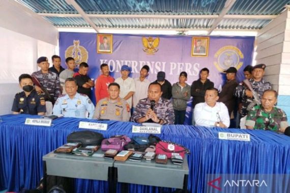 TNI AL Gagalkan Penyelundupan Calon PMI Ilegal ke Malaysia, Tekong Terjun ke Laut - JPNN.COM