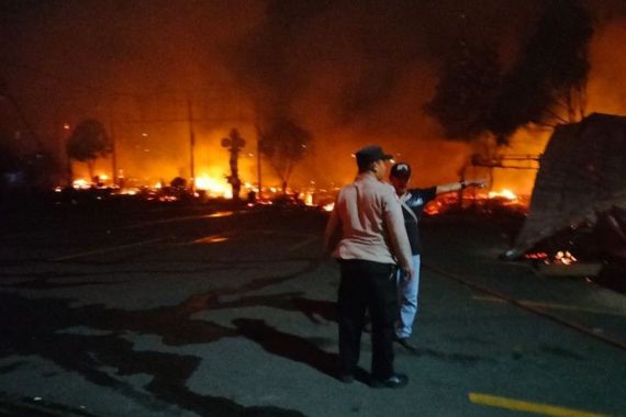 Rumah Makan Tahu Sumedang di Garut Terbakar, Polisi Olah TKP - JPNN.COM