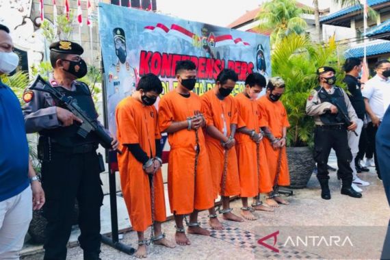 5 Orang Berbaju Oranye Dikawal Polisi Bersenjata di Depan Monumen Bom Bali - JPNN.COM