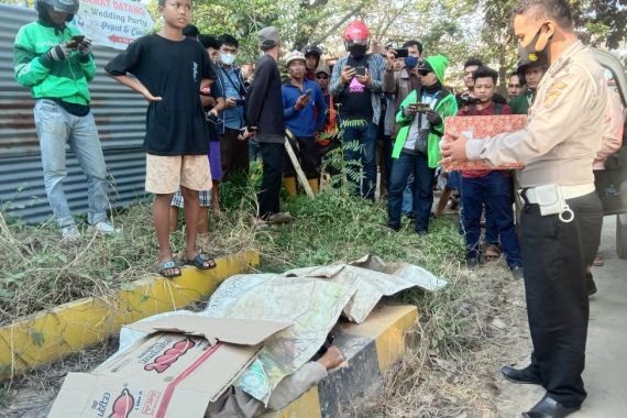 Pengendara Motor Nahas Terlindas Ban Tronton, Banjir Darah - JPNN.COM