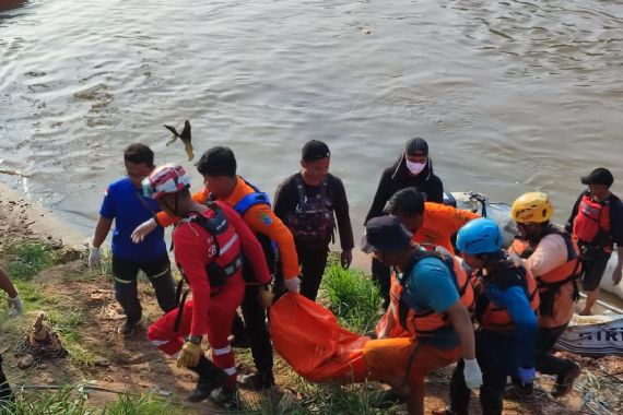 2 Bocah Tenggelam di Kali Bekasi Ditemukan Tak Bernyawa, Fazzli Beber Kronologi Kejadian - JPNN.COM