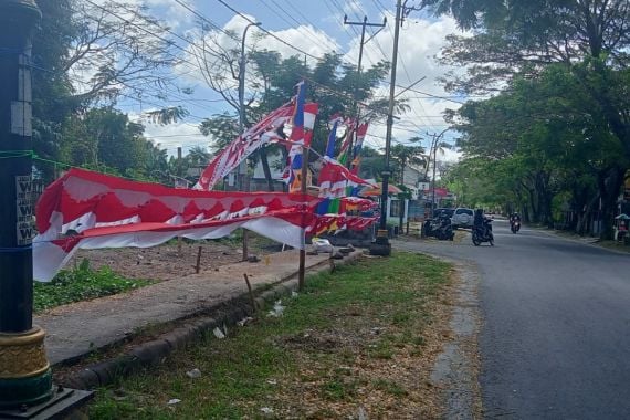 Jelang HUT Ke-77 Kemerdekaan RI, Pedagang Aksesori Bendera Merah Putih Berharap Panen Rezeki - JPNN.COM
