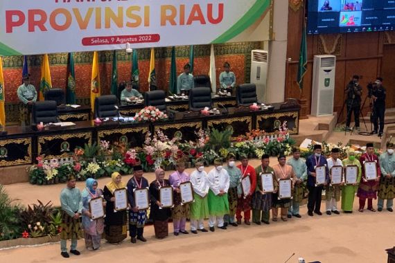 Hari Jadi ke-65 Riau, 12 Tokoh Dianugerahi Gelar Pejuang Bumi Lancang Kuning, Ini Daftarnya - JPNN.COM