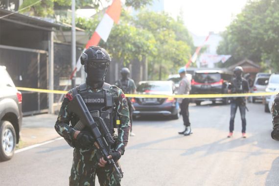 Brimob Bersenjata Sambangi Rumah Pribadi Ferdy Sambo, Ini Kata Irjen Dedi - JPNN.COM