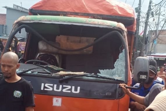 Adu Banteng Honda CBR vs Truk Sampah di Bekasi, 1 Orang Tewas, Begini Kronologinya - JPNN.COM