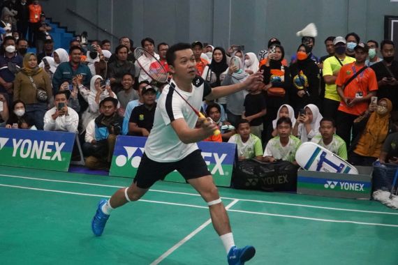 Buka Acara Turnamen Wali Kota Sukabumi, Taufik Hidayat Hibur Penonton GOR Merdeka - JPNN.COM