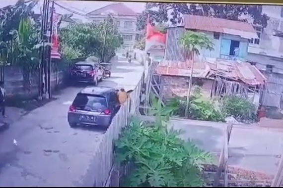 Viral, Aksi Pencurian Sepeda Lipat Kendarai Mobil Honda Brio Terekam CCTV, Polisi Bergerak - JPNN.COM