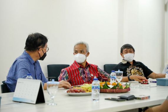 Petani Tembakau Panen Raya, Ganjar Langsung Datangi Pabrik Rokok di Jateng - JPNN.COM