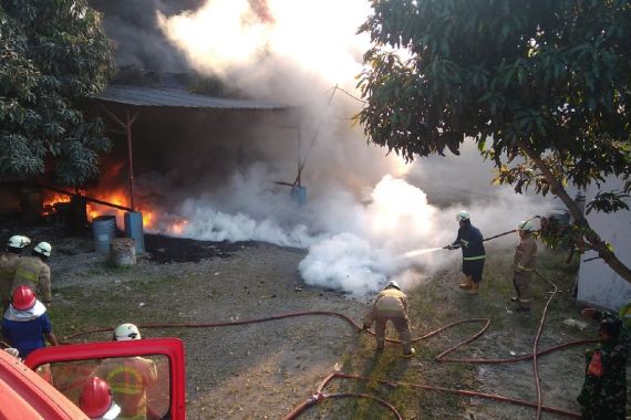 Ada Kebakaran Pabrik Cat di Tangerang, Lihat Fotonya - JPNN.COM
