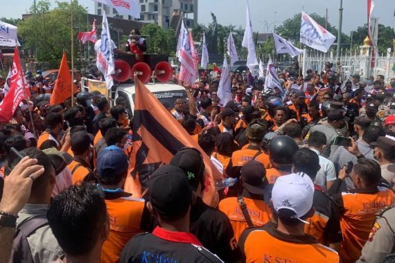Kantor Gubernur Riau Dibanjiri Ratusan Buruh, Pak Presiden Tolong! - JPNN.COM