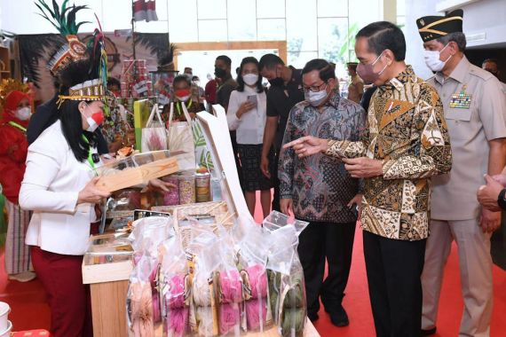 Stan Sagolicious di Bazar HUT PPAD Curi Perhatian Presiden Jokowi - JPNN.COM