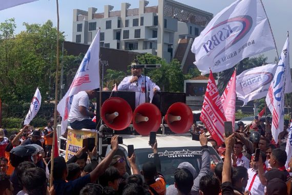 Temui Ratusan Buruh, Kadisnaker Riau Terima Tuntutan Demonstran - JPNN.COM