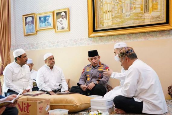 Kapolri Jenderal Listyo Menganggap Habib Zein bin Umar Seperti Ayah Sendiri - JPNN.COM