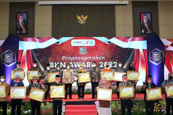 Pemprov Jatim Borong 32 Penghargaan BKN Award 2022, Khofifah: Layak Diacungi Jempol - JPNN.COM
