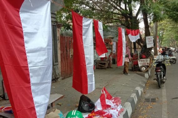 Menjelang HUT Ke-77 RI, Penjual Bendera Merah Putih di Makassar Meraup Untung Sebegini - JPNN.COM