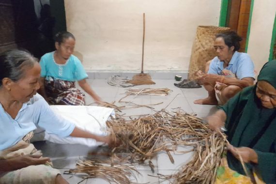 Perajin Sandal di Desa Batujai Tolak Penawasan Kerja Sama dari Hotel, Nih Alasannya - JPNN.COM