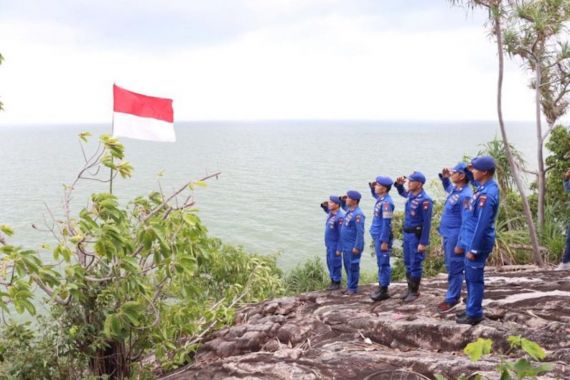 Top, Polres Karimun Mengibarkan 50 Merah Putih di Pulau Terluar Indonesia - JPNN.COM