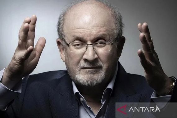 Salman Rushdie Ditusuk Berkali-kali, Iran Bersorak Merayakan: Setan Dalam Perjalanan ke Neraka - JPNN.COM