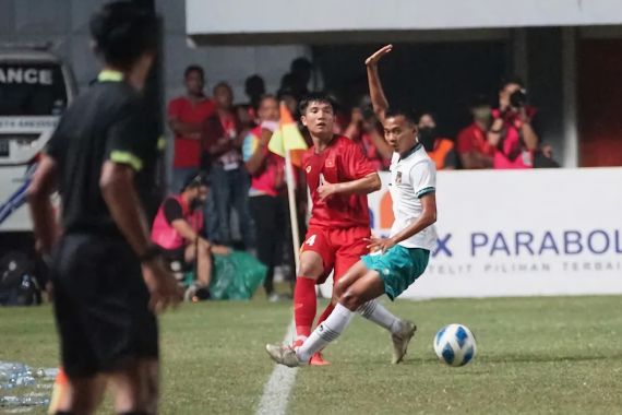 Pemain Timnas U-16 Indonesia Lakukan Hal Tak Biasa, Pelatih Vietnam Beri Pujian - JPNN.COM