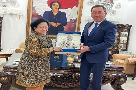 Terima Medali Yobel dari Presiden Kazakstan, Megawati: Bukan Hanya untuk Saya, Tetapi - JPNN.COM