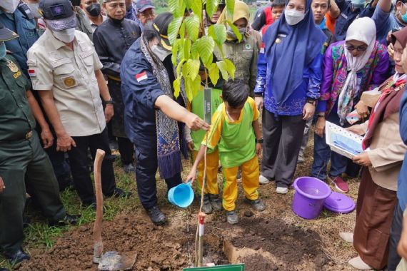 Cegah Terjadinya Erosi, Menteri LHK dan Masyarakat Tanam 1.000 Pohon di DAS Indragiri - JPNN.COM