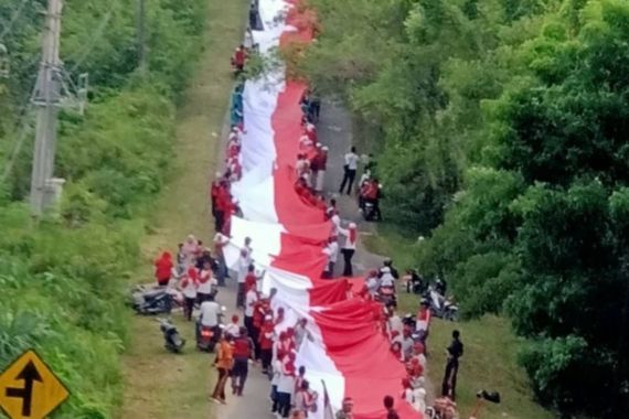 Merdeka! Bendera Merah Putih Sepanjang 2.500 Meter Dibentangkan 7.500 Orang - JPNN.COM