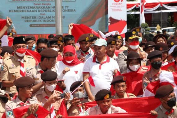 Gerakan 10 Juta Bendera Merah Putih, Mendagri Ingat Keberanian Arek-arek Suroboyo - JPNN.COM