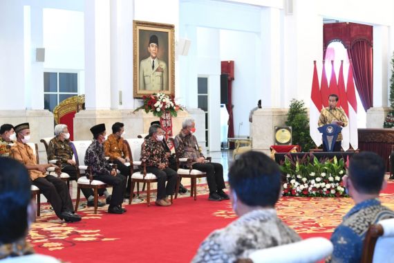 Jokowi Terima Penghargaan dari Lembaga Internasional Ini, Ganjar Sampai Hadir di Istana - JPNN.COM