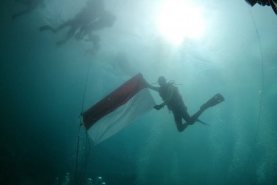 HUT Ke-77 RI, TNI AL Mengibarkan Bendera Merah Putih di Bawah Laut - JPNN.COM