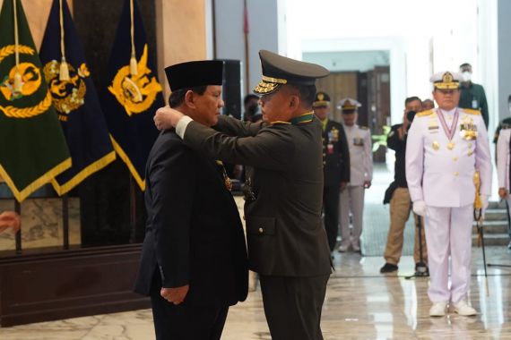 Jenderal Dudung Menyematkan Tanda Kehormatan Bintang Kartika Eka Pakci Utama kepada Menhan - JPNN.COM