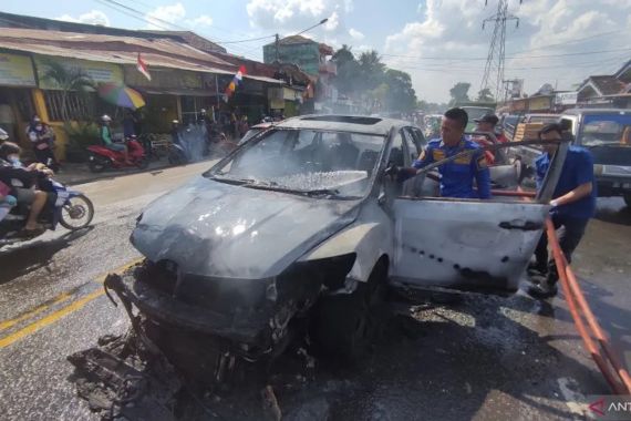 Mobil Mazda CX-7 Hangus Terbakar, Bikin Macet Sepanjang Dua Kilometer - JPNN.COM