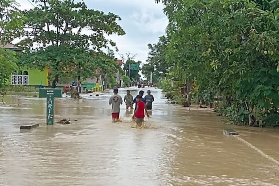 Puluhan Warga Mengungsi Pascabanjir Susulan di Desa Toure Sulteng - JPNN.COM