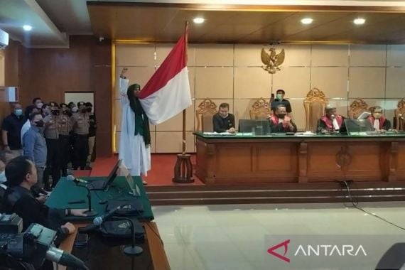 JPU Tuntut 5 Tahun Penjara, Hakim Memvonis 6 Bulan, Habib Bahar Langsung Mencium Bendera - JPNN.COM