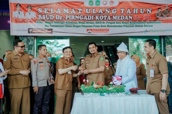 Bobby Nasution Minta Tenaga Kesehatan RSUD dr Pirngadi Medan Beri Pelayanan Terbaik - JPNN.COM