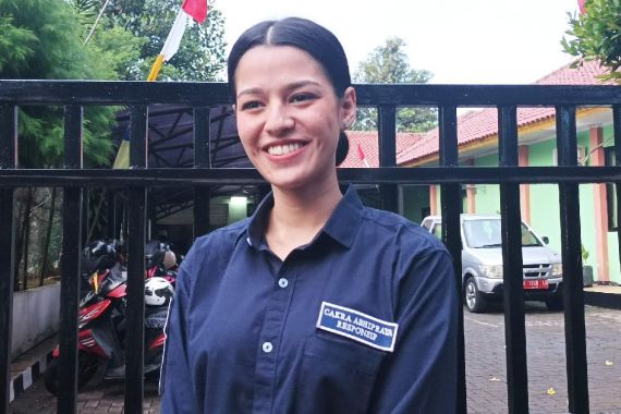 Rayakan Hari Kemerdekaan di Panti Jompo, Susan Sameh Suapi Orang Lanjut Usia - JPNN.COM