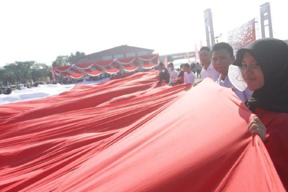Pemkot Palembang Bentangkan Bendera Merah Putih Raksasa di Benteng Kuto Besak - JPNN.COM