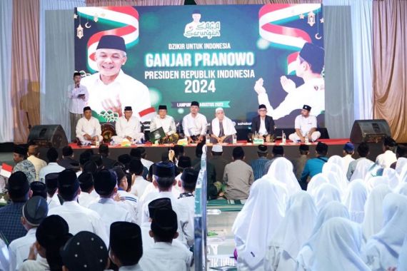 HUT ke-77 RI, Ribuan Santri di Lampung Doakan Pahlawan dan Ganjar untuk Presiden 2024 - JPNN.COM