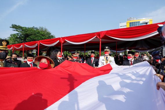 Ganjar Bentangkan Bendera Merah Putih Bersama Serikat Buruh - JPNN.COM