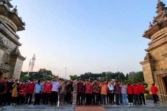 Petinggi PDIP Tabur Bunga ke Makam Pahlawan Tak Dikenal - JPNN.COM