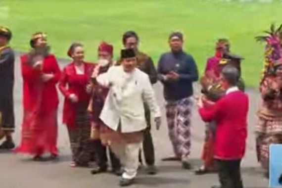Prabowo Turun dari Podium Berjoget di Depan Jokowi, Tak Lama Para Jenderal Penting Ikut - JPNN.COM